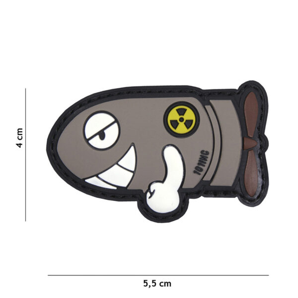 444130 5212 99 01 <p>Voeg een speelse touch toe aan je uitrusting met het 3D PVC embleem 'Funny torpedo' in grijs (#17050). Dit unieke embleem is voorzien van klittenband aan de achterzijde, waardoor je het eenvoudig kunt bevestigen op jassen, rugzakken of andere uitrusting. Perfect voor militaire en outdoor liefhebbers die hun stijl willen personaliseren met een humoristische twist.</p>