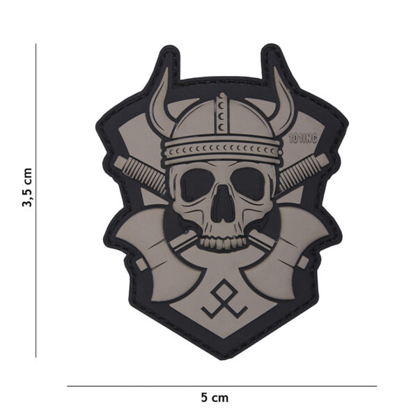 444130 5216 99 01 <p>Voeg een stoere touch toe aan je outfit met het 3D PVC Viking embleem met bijl in grijs (#16052). Dit hoogwaardige embleem is voorzien van klittenband aan de achterzijde, waardoor je het eenvoudig op verschillende materialen kunt bevestigen. Perfect voor militaire en outdoor fans die een unieke uitstraling willen creëren. Een must-have accessoire voor elke verzamelaar of liefhebber van Viking cultuur!</p>