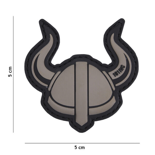 444130 5222 99 01 <p>Ontdek het unieke 3D PVC embleem van een Viking helm in grijze kleur (#17017). Dit embleem is ideaal voor het personaliseren van jouw militaire of outdoor uitrusting. Met een praktische klittenbandsluiting aan de achterzijde, bevestig je het embleem eenvoudig op kleding of accessoires. Breng een stukje Viking geschiedenis in jouw uitrusting en laat een krachtige indruk achter.</p>
