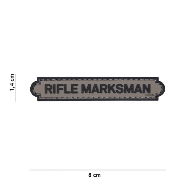 444130 5226 99 01 <p>Het 3D PVC Rifle Marksman tab embleem in grijs is een hoogwaardige toevoeging aan uw militaire of outdoor uitrusting. Dit embleem is vervaardigd uit duurzaam PVC en beschikt over een praktische klittenbandsluiting aan de achterzijde, waardoor het eenvoudig te bevestigen is op kleding of uitrusting. Met zijn opvallende design en stevige constructie is dit embleem perfect voor zowel actieve als recreatieve schutters die hun vaardigheden willen benadrukken.</p>