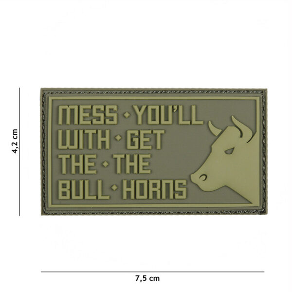 444130 5236 99 01 <p>Het Embleem 3D PVC Mess you'll groen #19029 is een stoer en veelzijdig embleem dat perfect is voor het personaliseren van je militaire of outdoor uitrusting. Dit hoogwaardige PVC-embleem is voorzien van klittenband aan de achterzijde, waardoor je het eenvoudig kunt bevestigen op jassen, rugzakken of andere uitrusting. Met zijn opvallende ontwerp en duurzame materialen is dit embleem niet alleen functioneel, maar ook een echte blikvanger. Geef je stijl een unieke touch met dit praktische accessoire.</p>