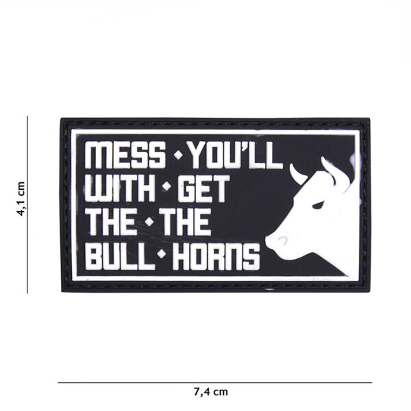 444130 5237 99 01 <p>Het 3D PVC Embleem 'Mess you'll' in zwart (#19027) is een must-have voor elke outdoor- en militairenthousiasteling. Dit hoogwaardige embleem is vervaardigd van duurzaam PVC en voorzien van klittenband aan de achterzijde, waardoor het eenvoudig op verschillende materialen te bevestigen is. Geef je uitrusting een unieke uitstraling en laat zien waar je voor staat met dit stijlvolle en functionele embleem.</p>