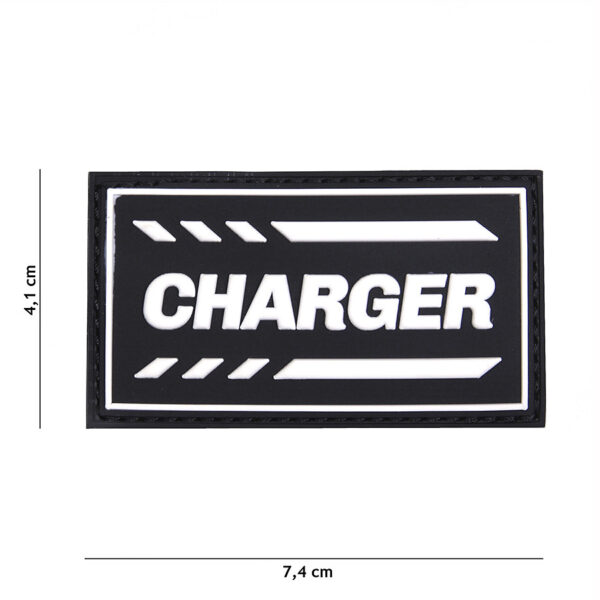 444130 5248 99 01 <p>Het 3D PVC Charger embleem in zwart (#19038) is een robuust en stijlvol accessoire voor elke militaire en outdoor uitrusting. Dit embleem is voorzien van een stevige klittenband aan de achterzijde, waardoor het eenvoudig op kleding, tassen of andere uitrusting kan worden bevestigd. Voeg een persoonlijk tintje toe aan je gear of gebruik het als identificatie tijdens je avonturen in de natuur. Dit embleem is niet alleen functioneel, maar ook een echt statement piece voor de enthousiaste outdoor liefhebber.</p>