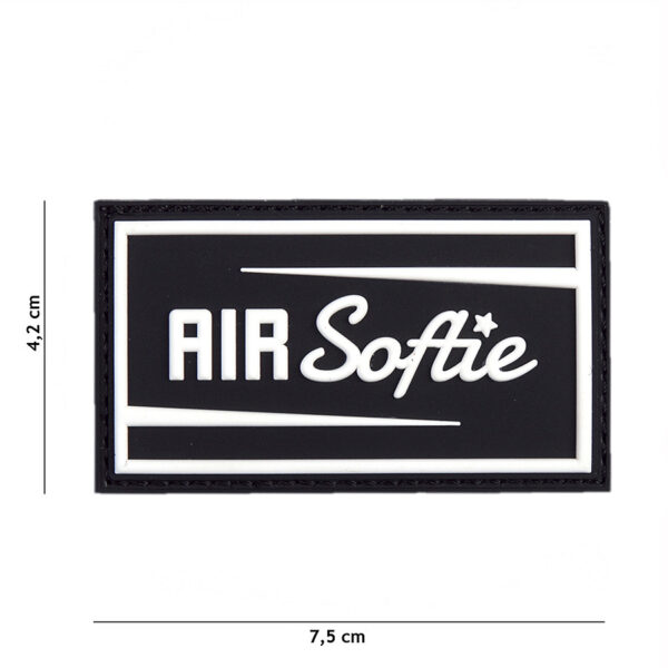 444130 5272 99 01 <p>Het Embleem 3D PVC Air Softie in zwart (#19035) is een robuust en stijlvol accessoire voor elke militaire en outdoor uitrusting. Dit hoogwaardige PVC-embleem beschikt over een praktische klittenband achterzijde, waardoor het eenvoudig te bevestigen is op kleding of uitrusting. Met zijn opvallende design en duurzame constructie is dit embleem perfect voor airsoftliefhebbers en kan het een persoonlijke touch geven aan jouw gear.</p>