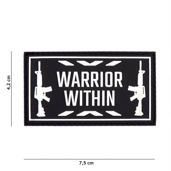 444130 5273 99 01 <p>Het Embleem 3D PVC Warrior binnen zwart #16110 is een robuust en stijlvol accessoire voor elke outdoor- en militaire uitrusting. Dit hoogwaardige embleem is vervaardigd van duurzaam PVC en beschikt over een praktische klittenbandsluiting aan de achterzijde, waardoor het eenvoudig op verschillende kledingstukken of uitrusting te bevestigen is. Laat zien waar je voor staat met dit krachtige en herkenbare embleem, perfect voor zowel dagelijks gebruik als speciale evenementen.</p>