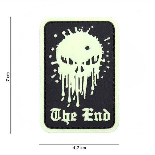 444130 5309 99 01 <p>Voeg een stoere touch toe aan je uitrusting met het Embleem 3D PVC Skull The End glow in the dark #19063. Dit unieke embleem, vervaardigd uit duurzaam PVC, is voorzien van klittenband aan de achterzijde voor eenvoudige bevestiging. Wanneer de lichten dimmen, komt het opvallende design tot leven met een gloed in het donker. Perfect voor zowel militaire als outdoor liefhebbers die hun gear willen personaliseren.</p>