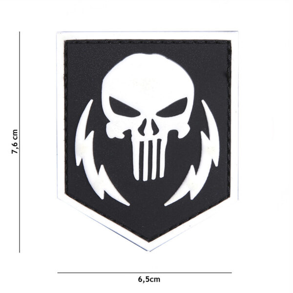 444130 5322 99 01 <p>Voeg een stoere uitstraling toe aan je uitrusting met het Embleem 3D PVC Punisher thunder strokes in wit (#12071). Dit hoogwaardige embleem is vervaardigd uit duurzaam PVC en beschikt over een handige klittenband aan de achterzijde, waardoor je het eenvoudig kunt bevestigen op kleding, tassen of andere uitrusting. Perfect voor liefhebbers van militaire en outdoor activiteiten die hun persoonlijke stijl willen benadrukken.</p>