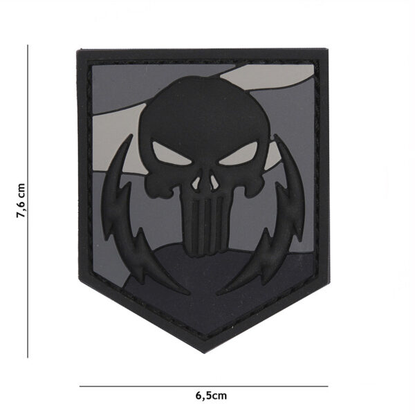 444130 5324 99 01 <p>Voeg een stoere uitstraling toe aan je uitrusting met het Embleem 3D PVC Punisher Thunder Strokes Night #12069. Dit hoogwaardige embleem is vervaardigd van duurzaam PVC en beschikt over een praktische klittenband achterzijde, waardoor je het eenvoudig kunt bevestigen op jassen, tassen of andere uitrusting. Met zijn gedetailleerde ontwerp en robuuste afwerking is dit embleem perfect voor zowel militaire als outdoor liefhebbers die hun stijl willen accentueren.</p>
