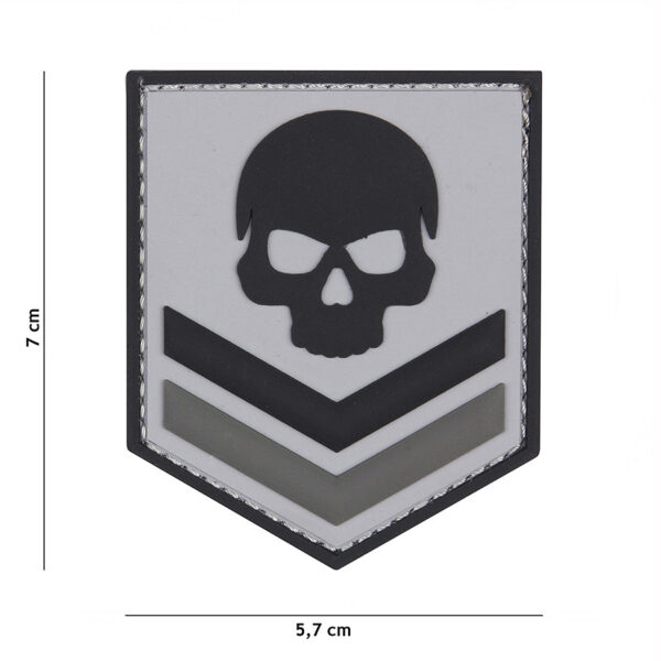 444130 5354 99 01 <p>Voeg een stoere touch toe aan je uitrusting met het Embleem 3D PVC België skull in grijs (#20029). Dit hoogwaardige PVC-embleem is voorzien van een praktische klittenbandsluiting aan de achterzijde, waardoor je het eenvoudig kunt bevestigen op kleding, tassen of andere uitrusting. Het unieke design van de skull geeft een krachtige uitstraling en is perfect voor zowel militaire als outdoor liefhebbers. Geef je stijl een upgrade met dit opvallende embleem!</p>