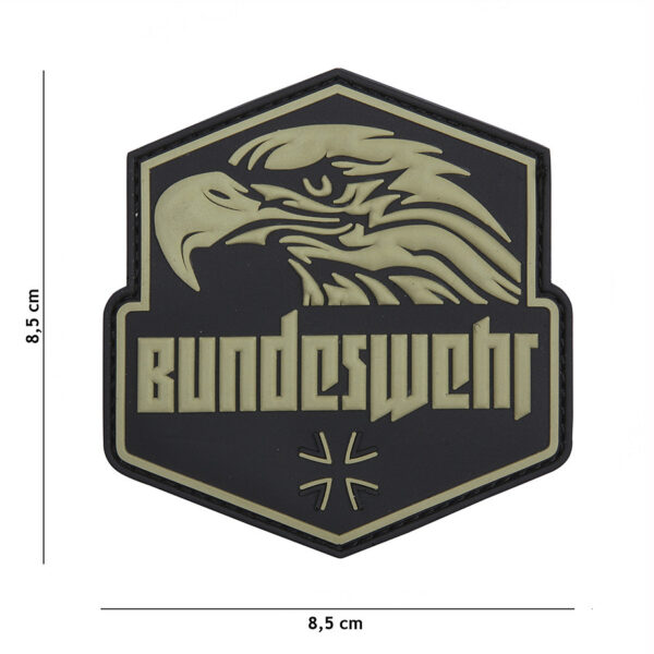 444130 5370 99 01 <p>Het Embleem 3D PVC Bundeswehr groen #20075 is een hoogwaardige, duurzame toevoeging aan uw uitrusting. Dit embleem is vervaardigd uit stevig PVC en voorzien van klittenband aan de achterzijde, waardoor het eenvoudig te bevestigen is aan vesten, jassen of rugzakken. Met zijn authentieke design en militaire uitstraling is het een perfecte keuze voor zowel verzamelaars als outdoorliefhebbers. Voeg dit unieke embleem toe aan uw collectie en geef uw gear een professionele uitstraling.</p>