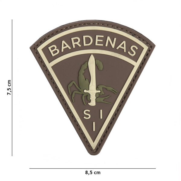 444130 5377 99 01 <p>Voeg een stoere touch toe aan je outfit met het 3D PVC Embleem Bardenas in coyote/bruin (#20053). Dit hoogwaardige embleem is voorzien van een handige klittenband aan de achterzijde, waardoor je het eenvoudig kunt bevestigen op kleding of uitrusting. Perfect voor militaire en outdoor liefhebbers die functionaliteit en stijl combineren. Een must-have accessoire voor elke avonturier.</p>
