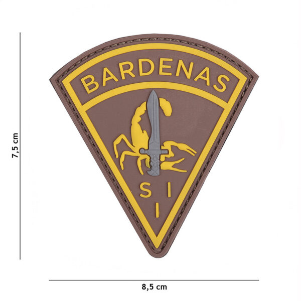 444130 5378 99 01 <p>Het Embleem 3D PVC Bardenas in geel/bruin (#20054) is een stijlvol en praktisch accessoire voor elke outdoorliefhebber. Met zijn stevige PVC-constructie en klittenband aan de achterzijde is het embleem eenvoudig te bevestigen op kleding of uitrusting. Dit unieke ontwerp voegt niet alleen een persoonlijke touch toe aan je gear, maar is ook perfect voor militaire en avontuurlijke activiteiten. Geef je outfit een extra dimensie met dit opvallende embleem.</p>