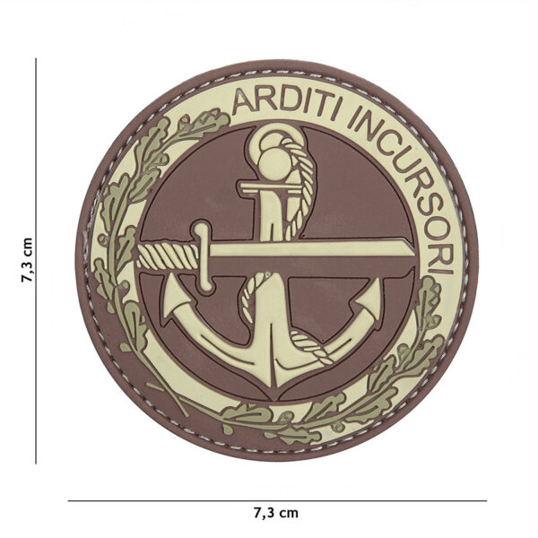 444130 5380 99 01 <p>Het Embleem 3D PVC Arditi Incursori #20056 is een hoogwaardige toevoeging aan uw militaire of outdoor uitrusting. Dit robuuste embleem is vervaardigd van duurzaam PVC en beschikt over een handige klittenband aan de achterzijde, zodat het eenvoudig aan uw kleding of uitrusting kan worden bevestigd. Met zijn gedetailleerde design en sterke uitstraling is dit embleem perfect voor zowel collecties als praktische toepassingen.</p>