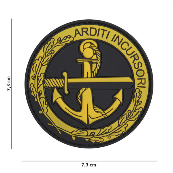 444130 5381 99 01 <p>Voeg een stoere uitstraling toe aan je outfit met het 3D PVC embleem Arditi Incursori in geel. Dit hoogwaardige embleem is voorzien van een praktische klittenband achterzijde, waardoor je het eenvoudig kunt bevestigen op kleding of uitrusting. Perfect voor militaire en outdoor liefhebbers die willen opvallen met een uniek detail. Met SKU #20057 is dit embleem een must-have voor elke verzameling.</p>