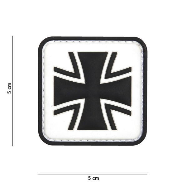 444130 5384 99 01 <p>Het Embleem 3D PVC Duits kruis wit #11108 is een stijlvol en veelzijdig accessoire voor elke outdoor- of militaire uitrusting. Dit hoogwaardige PVC-embleem is voorzien van klittenband aan de achterzijde, waardoor het eenvoudig te bevestigen is op kleding, tassen of andere uitrusting. Met zijn gedetailleerde 3D-ontwerp voegt dit embleem een authentieke uitstraling toe aan uw gear. Perfect voor verzamelaars of als praktische toevoeging aan uw outfit.</p>