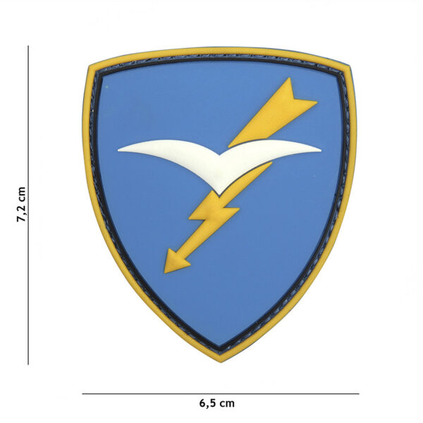 444130 5390 99 01 <p>Het 3D PVC Embleem van de Paratroopers Brigade Folgore in blauw is een must-have voor iedere militaire en outdoor enthousiasteling. Dit hoogwaardige embleem is voorzien van een praktische klittenband achterzijde, waardoor je het eenvoudig kunt bevestigen op kleding of uitrusting. Met zijn opvallende ontwerp en duurzame materialen is het niet alleen een herkenbaar symbool, maar ook een stijlvolle aanvulling op je collectie. Perfect voor gebruik tijdens outdoor activiteiten of als onderdeel van je dagelijkse outfit.</p>