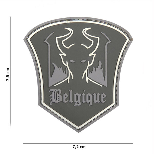 444130 5403 99 01 <p>Ontdek het unieke 3D PVC embleem van de Belgische duivel in grijze uitvoering. Dit embleem is voorzien van een praktische klittenband aan de achterzijde, waardoor het eenvoudig te bevestigen is op verschillende materialen. Perfect voor het personaliseren van je militaire of outdoor uitrusting. Voeg een stoere touch toe aan je gear met dit opvallende embleem.</p>