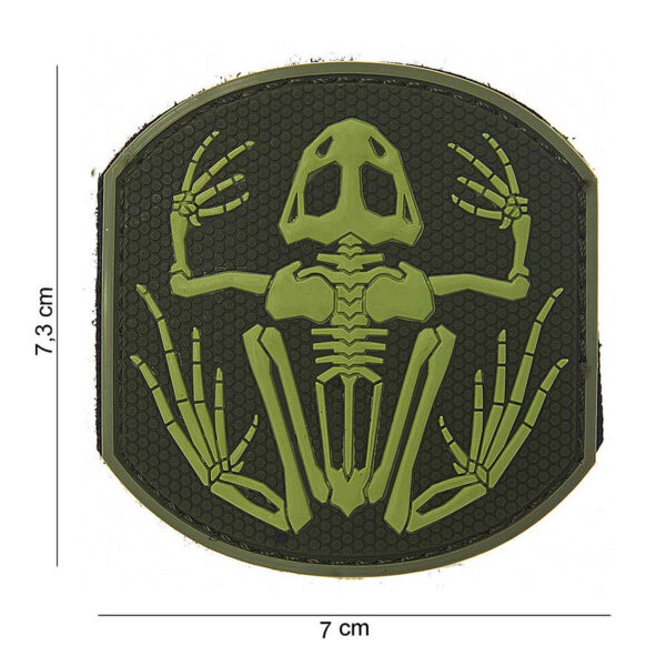 444150 3715 99 01 <p>Het 3D PVC embleem met het unieke ontwerp van een frog skeleton is een perfecte aanvulling voor je militaire of outdoor uitrusting. Dit embleem is voorzien van klittenband aan de achterzijde, waardoor het eenvoudig aan kleding, tassen of andere uitrusting te bevestigen is. Met zijn opvallende ontwerp voegt het karakter en stijl toe aan jouw gear. Ideaal voor zowel verzamelaars als voor gebruik in het veld.</p>
