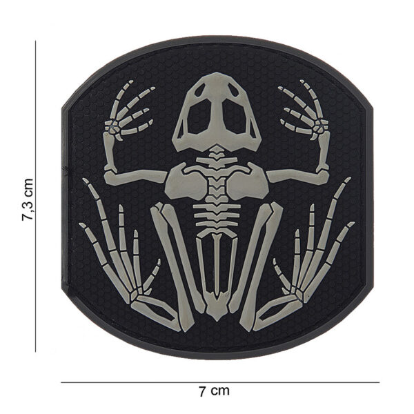444150 3718 99 01 <p>Voeg een unieke touch toe aan je uitrusting met het 3D PVC embleem 'Frog Skeleton' (#14006). Dit hoogwaardige embleem is ontworpen met een gedetailleerd ontwerp en is voorzien van een praktische klittenbandsluiting aan de achterzijde, waardoor het eenvoudig te bevestigen is op kleding, rugzakken of andere uitrusting. Ideaal voor zowel militaire als outdoor toepassingen, dit embleem is een must-have voor elke liefhebber van unieke patches.</p>