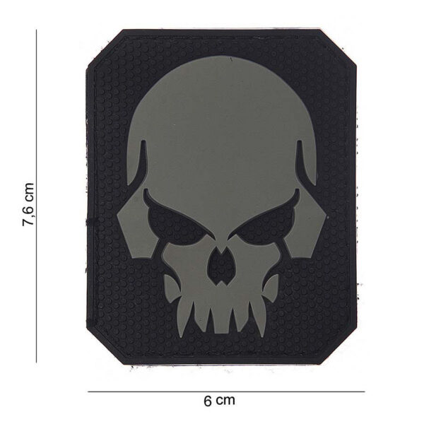 444150 3728 99 01 <p>Voeg een stoere touch toe aan je uitrusting met het Embleem 3D PVC *4 Pirate skull #13018. Dit hoogwaardige embleem is vervaardigd uit duurzaam PVC en beschikt over een handige klittenbandsluiting aan de achterzijde, waardoor het eenvoudig op kleding of uitrusting te bevestigen is. Perfect voor militaire en outdoor liefhebbers die hun persoonlijke stijl willen benadrukken. Met zijn gedetailleerde ontwerp is dit embleem niet alleen praktisch, maar ook een echte blikvanger.</p>