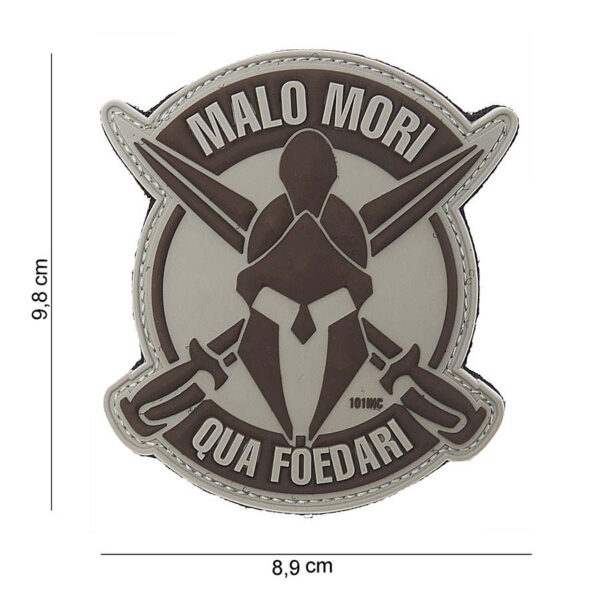 444180 3824 99 01 <p>Het Embleem 3D PVC Malo Mori in beige is een stijlvolle en duurzame accessoire voor elke outdoor- of militaire uitrusting. Dit hoogwaardige embleem is vervaardigd uit sterk PVC en beschikt over een klittenband aan de achterzijde, waardoor het eenvoudig aan te brengen en te verwijderen is. Geef je uitrusting een persoonlijke touch met dit unieke embleem, dat perfect is voor op vesten, tassen of andere gear. Voeg een vleugje karakter toe aan je outfit met de Malo Mori badge.</p>