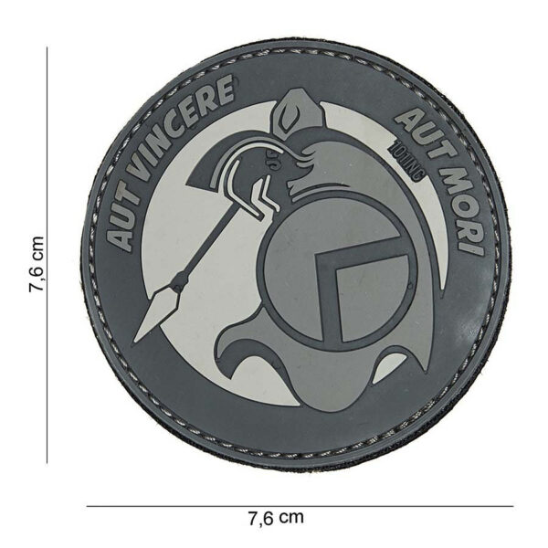 444180 3952 99 01 <p>Het 3D PVC Spartan embleem in autogrijs (#14048) is een opvallende toevoeging aan uw uitrusting. Dit duurzame embleem is voorzien van klittenband aan de achterzijde, waardoor het eenvoudig te bevestigen is op verschillende oppervlakken. Perfect voor het personaliseren van uw gear of kleding, dit embleem weerspiegelt kracht en moed. Een must-have voor elke outdoor- en militaire enthusiast die zijn stijl wil uitdragen.</p>