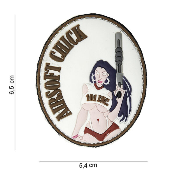 444180 3969 99 01 <p>Dit unieke 3D PVC embleem met de naam 'Airsoft chick' (#15045) voegt een speelse en onderscheidende touch toe aan je uitrusting. Het embleem is voorzien van een stevige klittenband aan de achterzijde, waardoor je het eenvoudig kunt bevestigen op kleding of uitrusting. Perfect voor airsoftliefhebbers die hun stijl willen personaliseren en zich willen onderscheiden op het speelveld. Een must-have accessoire voor iedere fanatieke speler!</p>