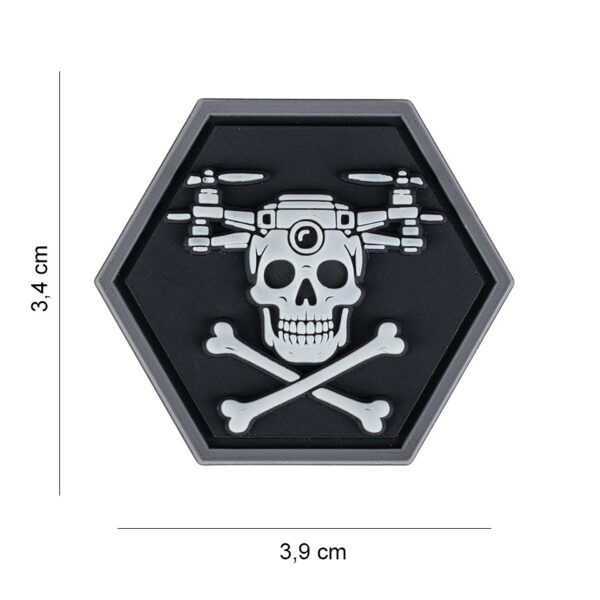 444190 7650 99 01 <p>Ontdek het unieke 3D PVC embleem met een opvallend hexagonaal ontwerp, featuring een skelet met kruisboten en een glow-in-the-dark functie. Dit embleem is perfect voor opzetten op uw uitrusting of kleding dankzij de handige klittenband aan de achterzijde. Geef uw militaire of outdoor gear een stoere uitstraling met dit opvallende accessoire dat niet alleen stijlvol is, maar ook praktisch.</p>