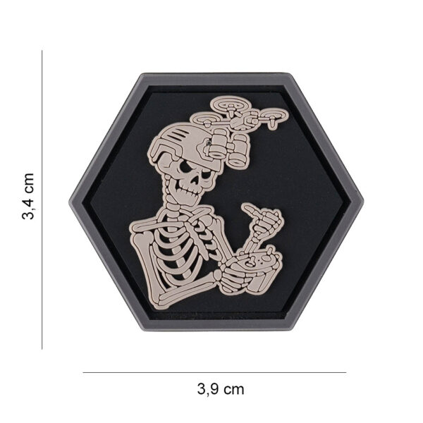 444190 7651 99 01 <p>Ontdek het unieke Embleem 3D PVC Hexagon Drone Skull Operator Finger #8020, een opvallende toevoeging aan uw militaire of outdoor uitrusting. Dit embleem is vervaardigd van hoogwaardig PVC en is voorzien van klittenband aan de achterzijde, waardoor het eenvoudig te bevestigen is op kleding, tassen of uitrusting. Geef uw gear een stoere uitstraling met dit stijlvolle en functionele embleem, perfect voor elke operator of outdoor liefhebber.</p>