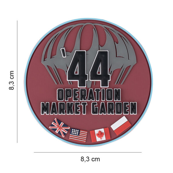 444190 8097 99 01 <p>Dit hoogwaardige 3D PVC embleem, met klittenband aan de achterzijde, herdenkt de heroïsche Operatie Market Garden uit september 1944. Dit geallieerde offensief, dat gericht was op het veroveren van strategische bruggen in Nederland, blijft een belangrijk onderdeel van de geschiedenis. Het embleem is een eerbetoon aan de moedige soldaten die deelnamen aan deze operatie en is een waardevolle aanvulling voor elke collectie van militaire en historische memorabilia.</p>