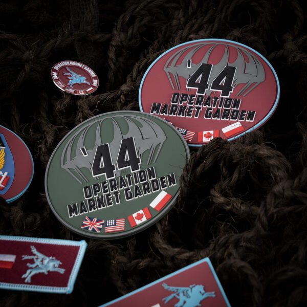 444190 8098 99 02 <p>Het 3D PVC embleem Market Garden '44 in groen is een eerbetoon aan de helden van Operatie Market Garden, een cruciaal geallieerd offensief in september 1944. Dit hoogwaardige embleem is voorzien van klittenband aan de achterzijde, waardoor het eenvoudig te bevestigen is op kleding of uitrusting. Het maakt deel uit van de Fostex WWII Series en is een perfect accessoire voor elke militaire of outdoor liefhebber die de geschiedenis wil eren.</p>