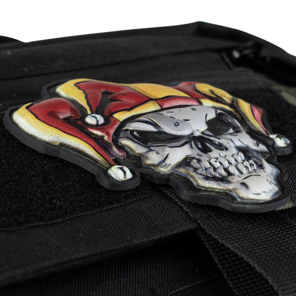 444300 16000 99 02 <p>Ontdek het opvallende Embleem 3D UV Skull joker #8035, een hoogwaardige PVC badge met klittenband aan de achterzijde. Dit embleem is perfect voor het personaliseren van uw uitrusting en geeft een stoere uitstraling. Het duurzame ontwerp is bestand tegen UV-straling, waardoor het ideaal is voor outdoor activiteiten en militaire toepassingen. Voeg een unieke touch toe aan je gear met dit karakteristieke embleem.</p>