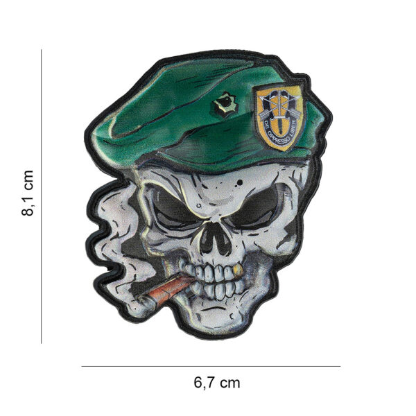 444300 16002 99 01 <p>Voeg een stoere uitstraling toe aan je outfit met het Embleem 3D UV Skull green beret #8037. Dit hoogwaardige embleem is gemaakt van duurzaam PVC en beschikt over een praktische klittenbandsluiting aan de achterzijde, zodat je het eenvoudig kunt bevestigen op je kleding of uitrusting. Perfect voor militaire en outdoor liefhebbers die houden van een unieke en opvallende look.</p>