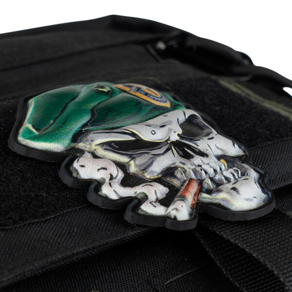 444300 16002 99 02 <p>Voeg een stoere uitstraling toe aan je outfit met het Embleem 3D UV Skull green beret #8037. Dit hoogwaardige embleem is gemaakt van duurzaam PVC en beschikt over een praktische klittenbandsluiting aan de achterzijde, zodat je het eenvoudig kunt bevestigen op je kleding of uitrusting. Perfect voor militaire en outdoor liefhebbers die houden van een unieke en opvallende look.</p>