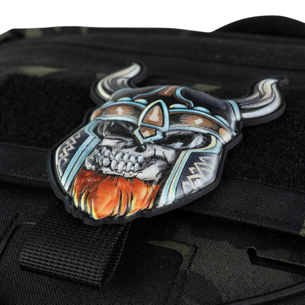 444300 16003 99 02 <p>Het Embleem 3D UV Skull viking #8038 is een opvallend en stoer embleem gemaakt van duurzaam PVC, perfect voor het personaliseren van je uitrusting. Dankzij het klittenband aan de achterzijde is het eenvoudig te bevestigen op verschillende materialen. Dit embleem is ideaal voor militairen, outdoor liefhebbers en iedereen die zijn stijl een krachtige uitstraling wil geven. Voeg een vleugje Viking-heritage toe aan je gear met dit unieke en robuuste ontwerp.</p>
