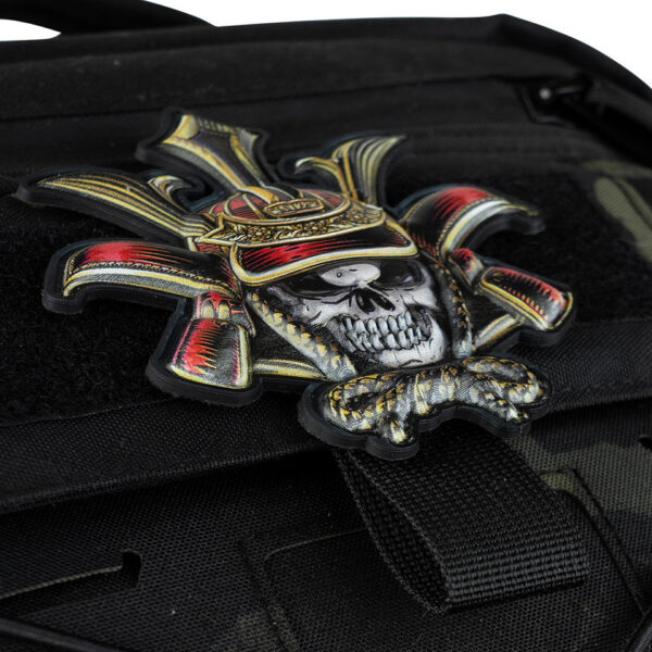 444300 16006 99 02 <p>Breng je outfit naar een hoger niveau met het unieke Embleem 3D UV Skull samurai #8041. Dit opvallende PVC-embleem is voorzien van een sterke klittenbandsluiting aan de achterzijde, waardoor het eenvoudig te bevestigen is aan jassen, tassen of andere uitrusting. Met zijn gedetailleerde ontwerp voegt het een stoere en karakteristieke uitstraling toe aan je militaire of outdoor gear.</p>