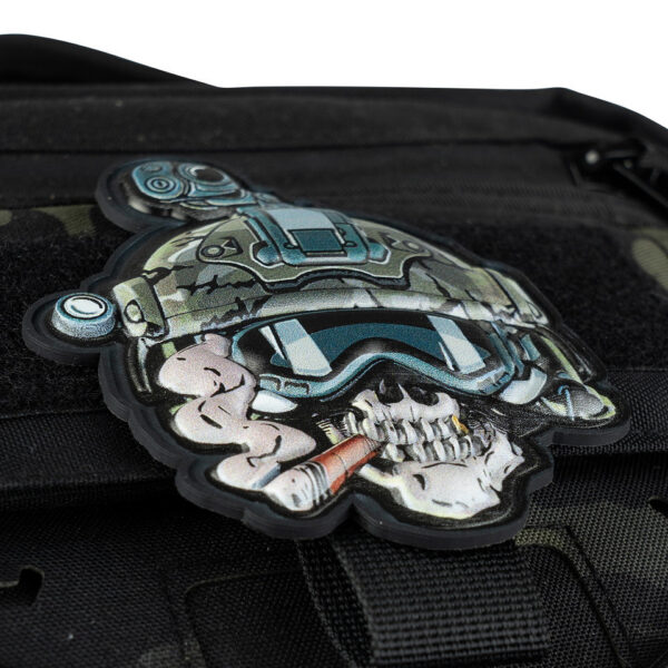 444300 16008 99 02 <p>Voeg een stoere uitstraling toe aan je uitrusting met het Embleem 3D UV Skull operator #8043. Dit hoogwaardige embleem is vervaardigd uit duurzaam PVC en voorzien van een stevige klittenbandsluiting aan de achterzijde, waardoor het eenvoudig te bevestigen is op kleding of gear. Perfect voor de militaire en outdoor liefhebber die zijn of haar persoonlijke stijl wil benadrukken.</p>