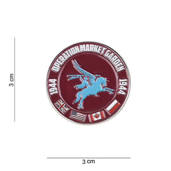445511 14004 99 01 Het metalen embleem met pin ter ere van Operatie Market Garden 1944 is een eerbetoon aan de helden van deze historische militaire operatie. Dit stijlvolle embleem, voorzien van een vlindersluiting, herdenkt de moedige inzet van luchtlandingstroepen die in september 1944 vochten om strategische posities in Nederland te veroveren. Een waardevolle toevoeging voor verzamelaars en liefhebbers van militaire geschiedenis, ontwikkeld onder het Fostex WWII Series merklabel.