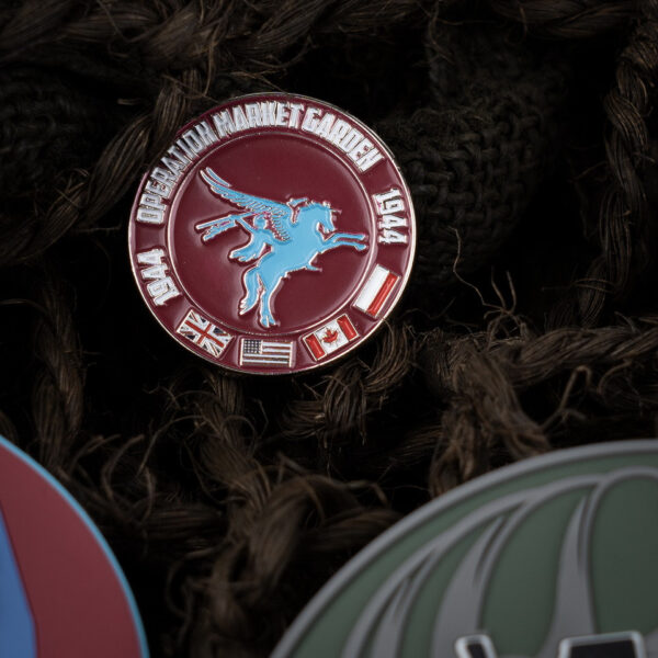 445511 14004 99 02 Het metalen embleem met pin ter ere van Operatie Market Garden 1944 is een eerbetoon aan de helden van deze historische militaire operatie. Dit stijlvolle embleem, voorzien van een vlindersluiting, herdenkt de moedige inzet van luchtlandingstroepen die in september 1944 vochten om strategische posities in Nederland te veroveren. Een waardevolle toevoeging voor verzamelaars en liefhebbers van militaire geschiedenis, ontwikkeld onder het Fostex WWII Series merklabel.