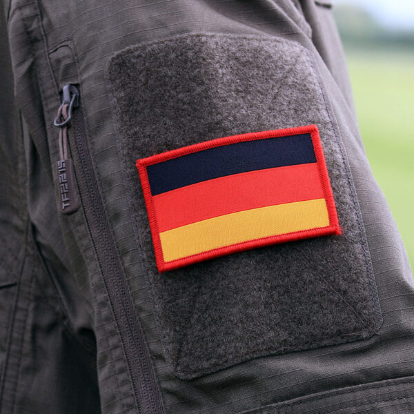 446100 10001 99 fine woven germany <p>Ontdek ons zeer fijn geweven embleem van de vlag van Duitsland, gemaakt van 100% stof en voorzien van een handige klittenband achterzijde. Dit embleem is niet alleen functioneel, maar ook een prachtig detail voor uw militaire of outdoor uitrusting. Dankzij de fijne weving zijn de details helder en scherp, waardoor het embleem een professionele uitstraling heeft. Perfect voor op kleding of uitrusting.</p>