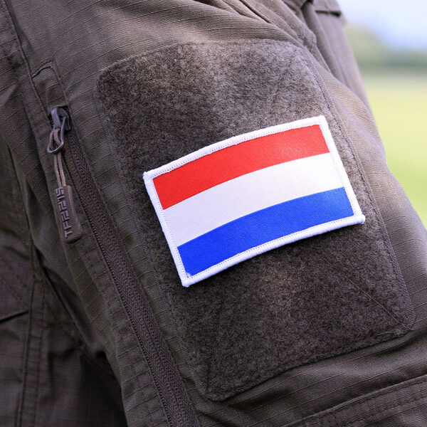 446100 10003 99 fine woven netherlands <p>Dit zeer fijn geweven embleem van de Nederlandse vlag is vervaardigd uit 100% stof en voorzien van een praktische klittenband achterzijde. De hoogwaardige weving zorgt voor een gedetailleerde afwerking, waardoor dit embleem perfect is voor op kleding of uitrusting. Een must-have voor elke liefhebber van de Nederlandse vlag en ideaal voor militaire en outdoor toepassingen.</p>
