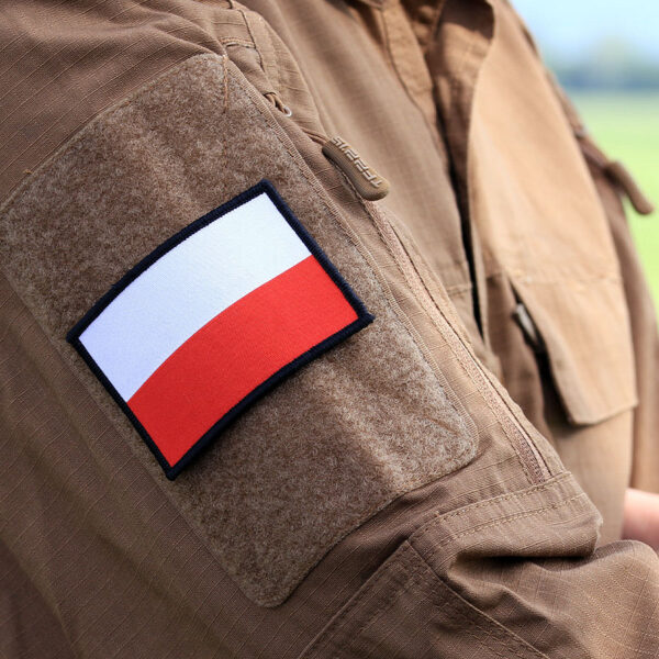 446100 10004 99 fine woven poland <p>Het embleem stof fijn geweven vlag Polen #7127 is een prachtig, gedetailleerd embleem gemaakt van 100% stof, voorzien van een praktische klittenband achterzijde. Door de hoogwaardige fijne weving komt het ontwerp optimaal tot zijn recht, waardoor dit embleem perfect is voor het personaliseren van kleding of uitrusting. Een must-have voor elke liefhebber van militaire en outdoor uitrusting.</p>