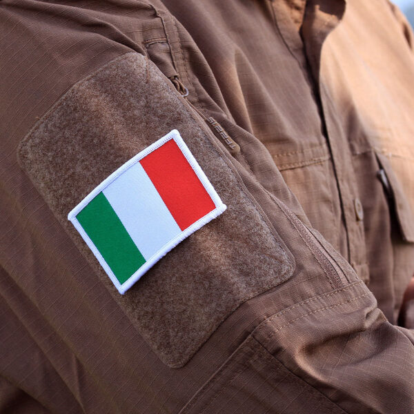 446100 10006 99 fine woven italy <p>Dit hoogwaardige embleem van de Italiaanse vlag is fijn geweven van 100% stof en beschikt over een praktische klittenband achterzijde. Dankzij de gedetailleerde weving komt het ontwerp van de vlag prachtig tot zijn recht, waardoor het een perfecte aanvulling is voor op je kleding of uitrusting. Voeg een vleugje Italiaanse flair toe aan je collectie met dit stijlvolle embleem.</p>