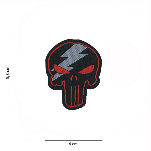 446100 10022 99 01 <p>Ontdek het fijn geweven Punisher thunder embleem in het opvallende rood. Dit hoogwaardige embleem, vervaardigd uit 100% stof, beschikt over een handige klittenband achterzijde voor eenvoudige bevestiging. Dankzij de fijne weving zijn de details van het ontwerp scherp en duidelijk, wat het embleem perfect maakt voor op kleding, tassen of andere uitrusting. Voeg een stoere touch toe aan je outfit met dit unieke embleem.</p>