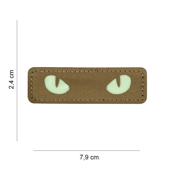 446200 15002 99 01 <p>Het Laser Cut Embleem stof Cat Eyes in coyotekleur is een opvallend en functioneel accessoire voor uw militaire en outdoor uitrusting. Dit embleem is vervaardigd van stevig materiaal en beschikt over klittenband aan de achterzijde, waardoor het eenvoudig te bevestigen is op uw kleding of uitrusting. Dankzij de glow-in-the-dark functie is het embleem ook in het donker goed zichtbaar, wat extra veiligheid biedt in verschillende omstandigheden. Een must-have voor elke avontuurlijke geest.</p>