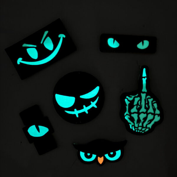 446200 15002 99 02 <p>Het Laser Cut Embleem stof Cat Eyes in coyotekleur is een opvallend en functioneel accessoire voor uw militaire en outdoor uitrusting. Dit embleem is vervaardigd van stevig materiaal en beschikt over klittenband aan de achterzijde, waardoor het eenvoudig te bevestigen is op uw kleding of uitrusting. Dankzij de glow-in-the-dark functie is het embleem ook in het donker goed zichtbaar, wat extra veiligheid biedt in verschillende omstandigheden. Een must-have voor elke avontuurlijke geest.</p>