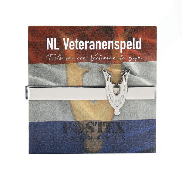 449742 16 02 De Dasspeld Veteranen zilver is een stijlvolle metalen dasspeld met het herkenbare veteranenlogo, speciaal ontworpen ter ere van Nederlandse veteranen. Dit elegante accessoire is een prachtig eerbetoon dat je met trots op je das kunt dragen. Gemaakt van 100% metaal, voegt deze dasspeld een unieke touch toe aan je outfit en is perfect voor elke gelegenheid waar je je steun voor veteranen wilt tonen.
