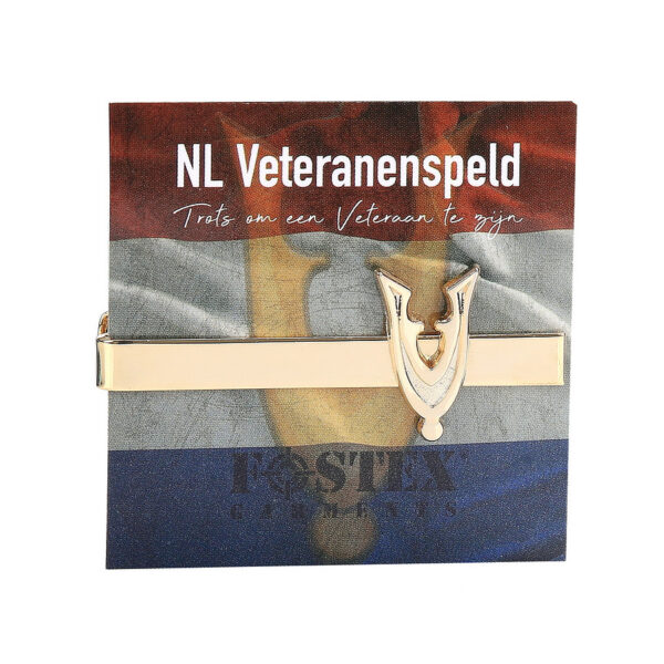 449743 17 02 De Dasspeld Veteranen goud is een stijlvolle metalen dasspeld met het veteranenlogo, speciaal ontworpen ter ere van de Nederlandse veteranen. Deze speld is een prachtig eerbetoon dat eenvoudig op uw das kan worden gedragen, waardoor u uw waardering voor de veteranen kunt tonen. Gemaakt van 100% metaal, biedt deze dasspeld een duurzame en elegante toevoeging aan uw outfit.