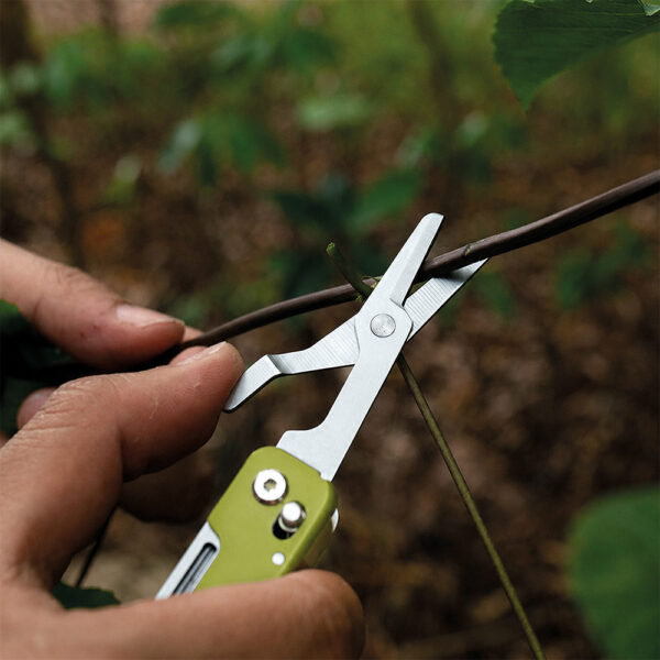 453227 16 453227 16 04 De TF-2215 Multitool mes 13 in 1 van Task Force 2215 is de ideale metgezel voor elke outdoorliefhebber en avonturier. Dit compacte en veelzijdige multitool biedt maar liefst 13 functies in één handig ontwerp, perfect voor dagelijks gebruik. Gemaakt van hoogwaardig 440 en 420 roestvrij staal, garandeert deze multitool duurzaamheid en betrouwbaarheid. Met afmetingen van 9.2 x 2.1 x 2.4 cm past hij gemakkelijk in je tas of broekzak en is hij altijd binnen handbereik voor al je klussen.