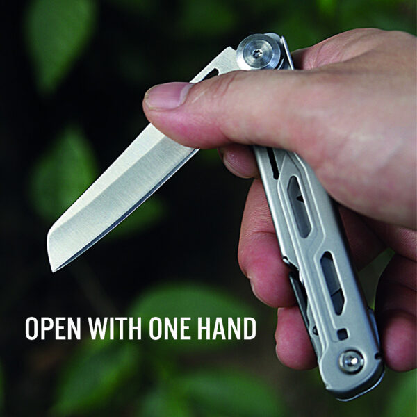 453228 16 453228 99 06 De TF-2215 Multitool mes 7-in-1 is een veelzijdig en compact gereedschap dat altijd binnen handbereik is. Met functies zoals een mes, schaar, verschillende schroevendraaiers, blikopener, pocket clip en glasbreker, is deze multitool perfect voor dagelijks gebruik en onverwachte situaties. Gemaakt van hoogwaardig roestvrij staal, biedt deze multitool duurzaamheid en functionaliteit in één. Met een gewicht van slechts 129 gram en afmetingen van 11.2 x 2 x 2.5 cm is hij gemakkelijk mee te nemen.